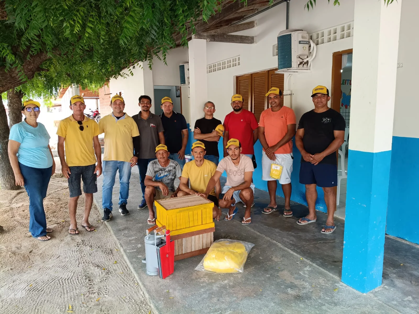 Turma do Apiário Escola com colmeia e equipamentos